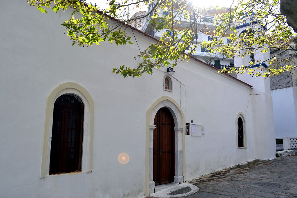 φωτογραφία της μικρής εκκλησίας του Αγίου Χαράλαμπου στον Εύδηλο Ικαρίας